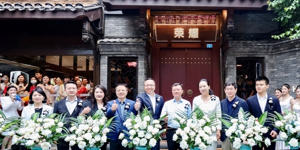 荣耀全球首家旗舰店在成都宽窄巷子开业