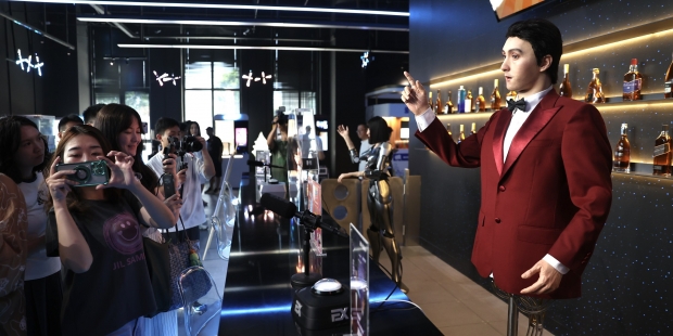 全球首家具身智能机器人4S店及机器人主题餐厅将于8月8日开放