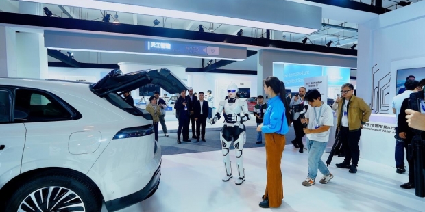 2025奇瑞全球创新大会:墨茵展示汽车与机器人协同新模式
